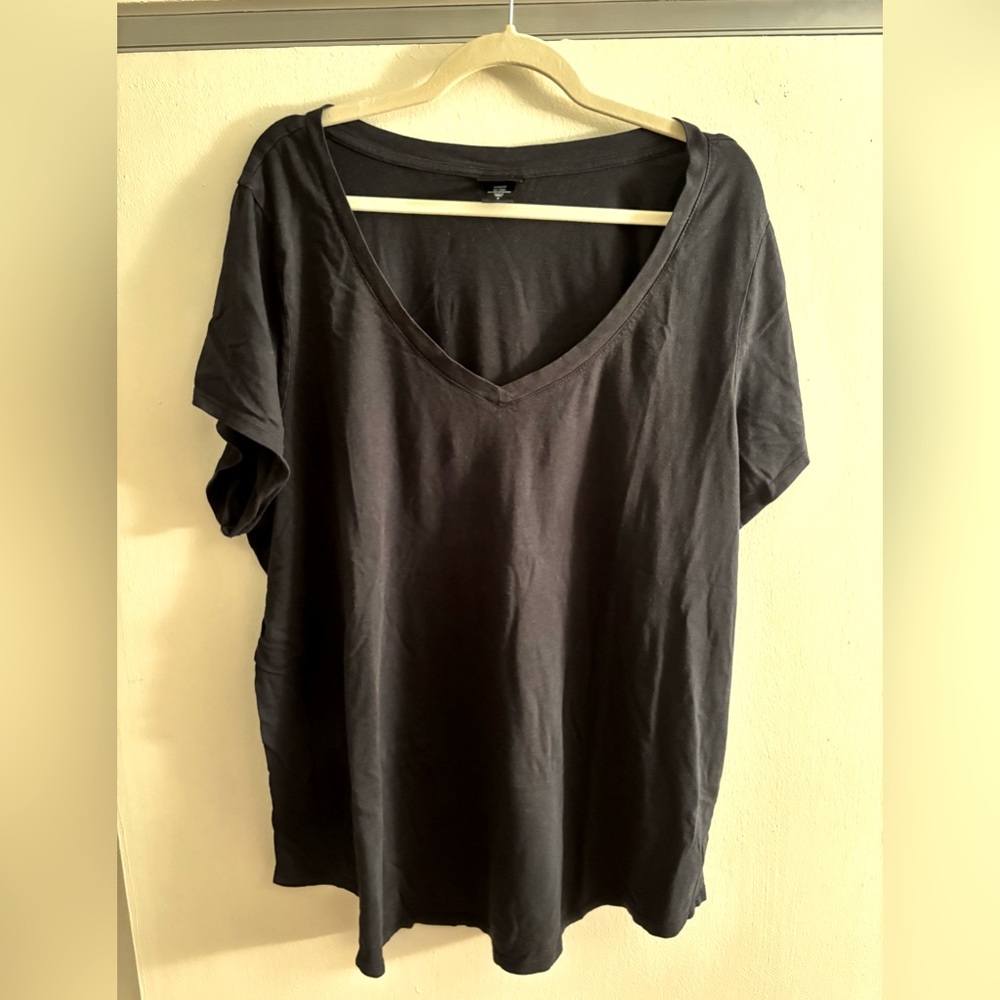 Black torrid v neck t-shirt size 3